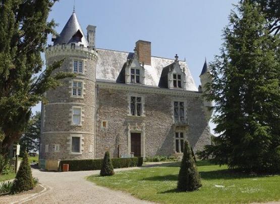 En balade avec Camille - Le château de Villevêque En balade avec Camille En balade avec Camille - Le château de Villevêque